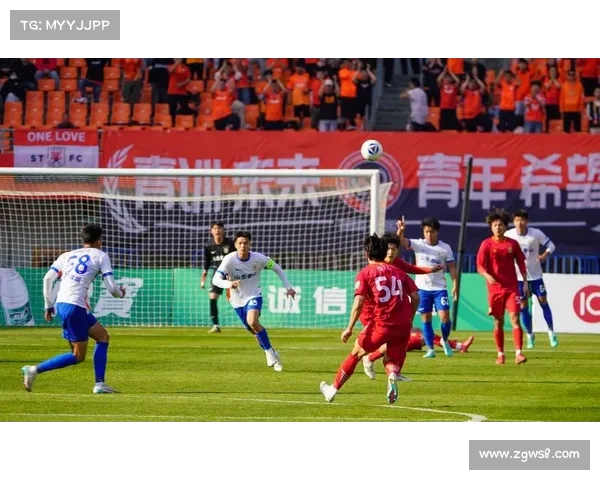 暴雨侵袭莫旗赛场 日本球员坚守维修草坪赢得观众热烈掌声